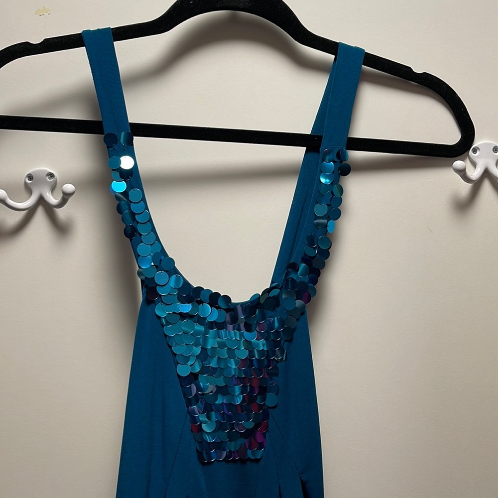 Express top, criss-cross back,sequent front.